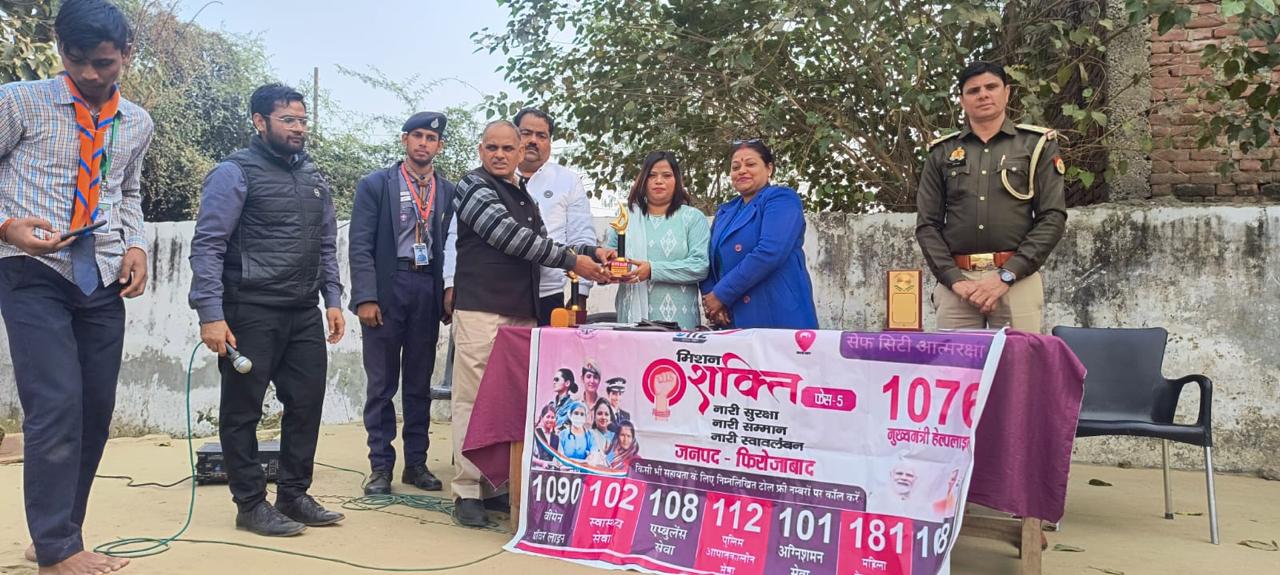 Vineeta Choudhary giving prize